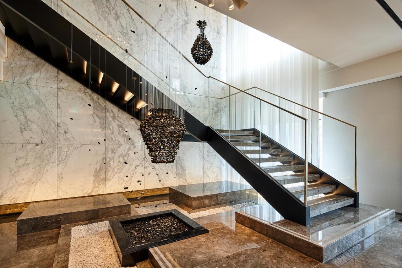 Lotte Hotel Seoul Executive Tower Екстериор снимка The staircase