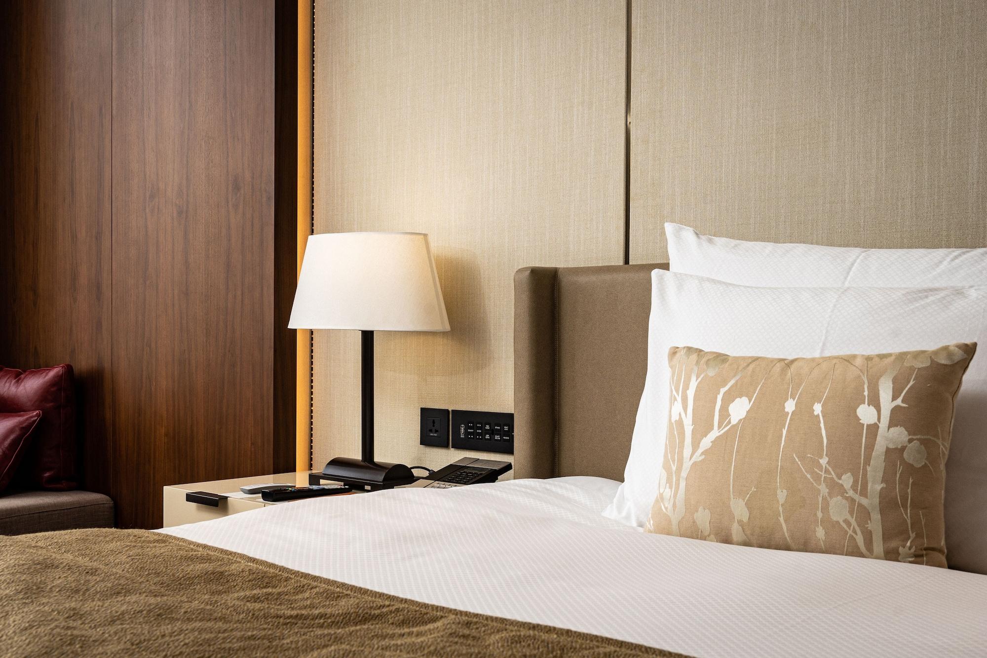 Lotte Hotel Seoul Executive Tower Екстериор снимка A bed with a nightstand