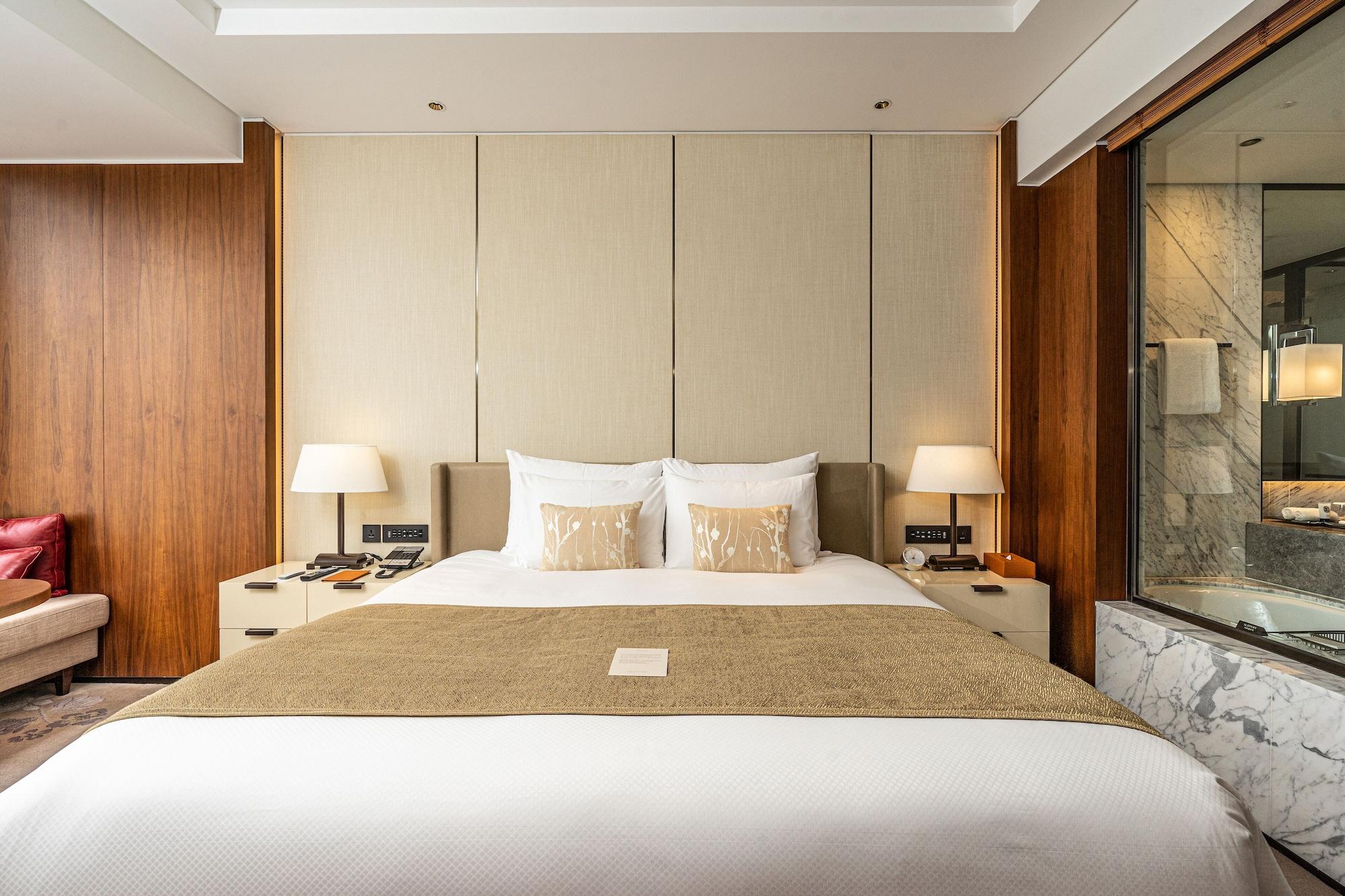 Lotte Hotel Seoul Executive Tower Екстериор снимка A bedroom at the hotel