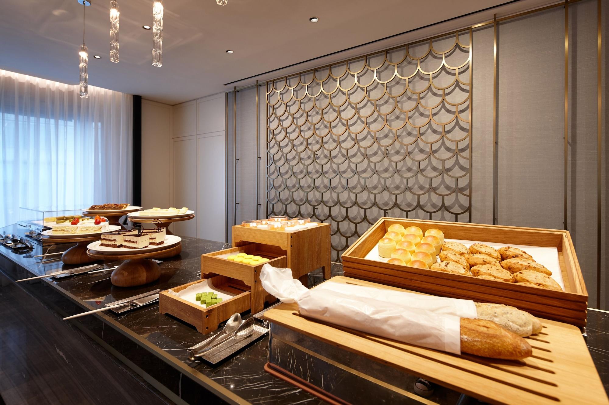 Lotte Hotel Seoul Executive Tower Екстериор снимка A buffet at a hotel