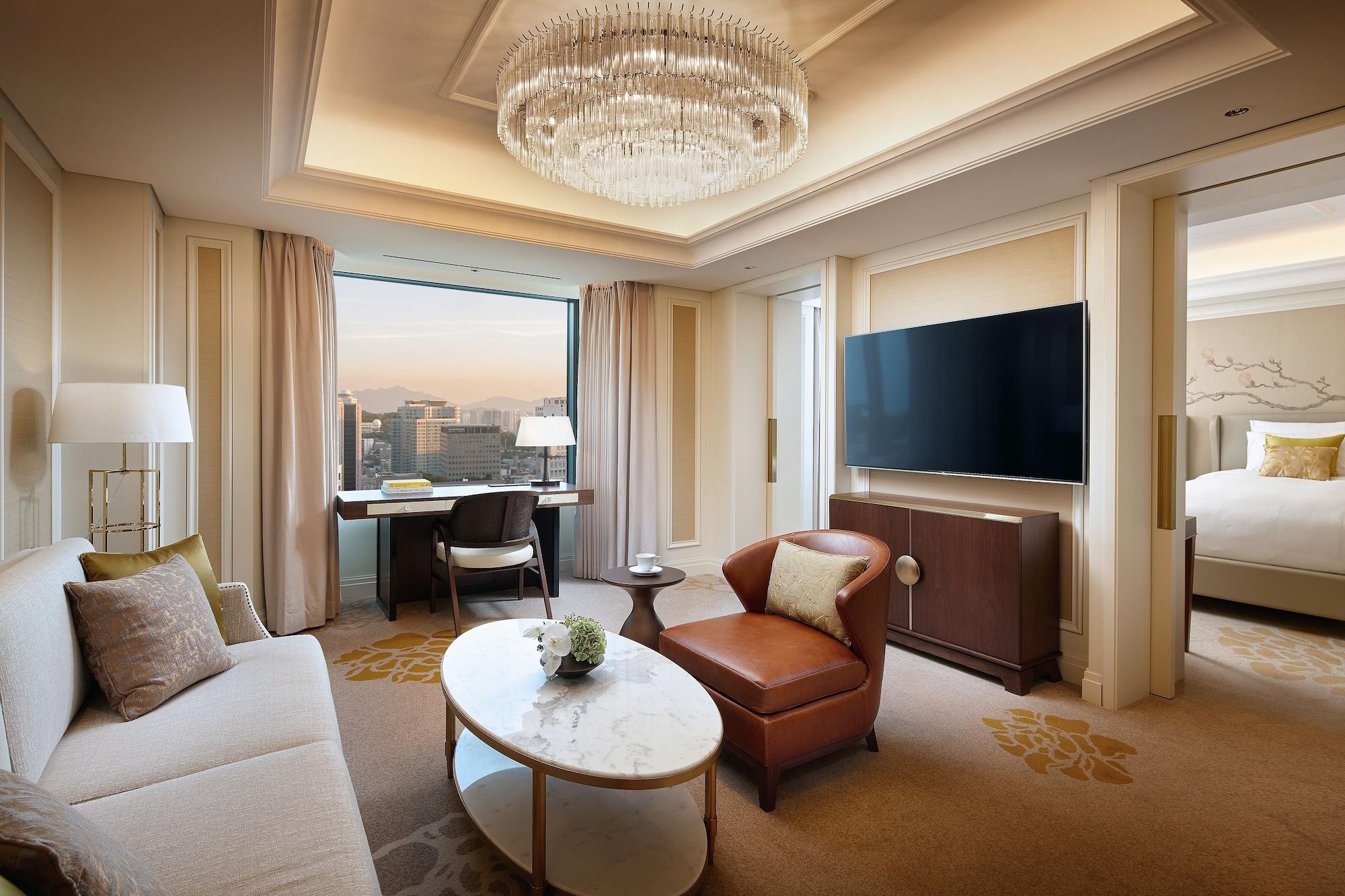 Lotte Hotel Seoul Executive Tower Екстериор снимка A suite at The Ritz-Carlton, Osaka
