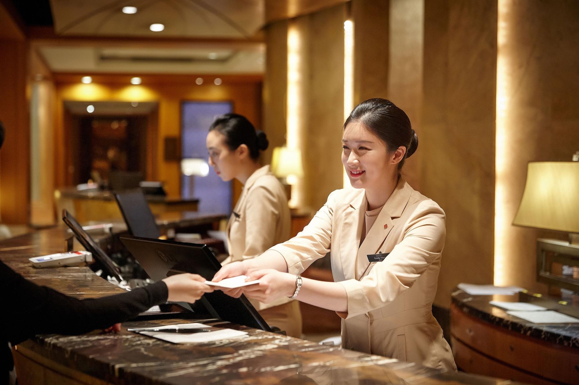 Lotte Hotel Seoul Executive Tower Екстериор снимка A hotel receptionist