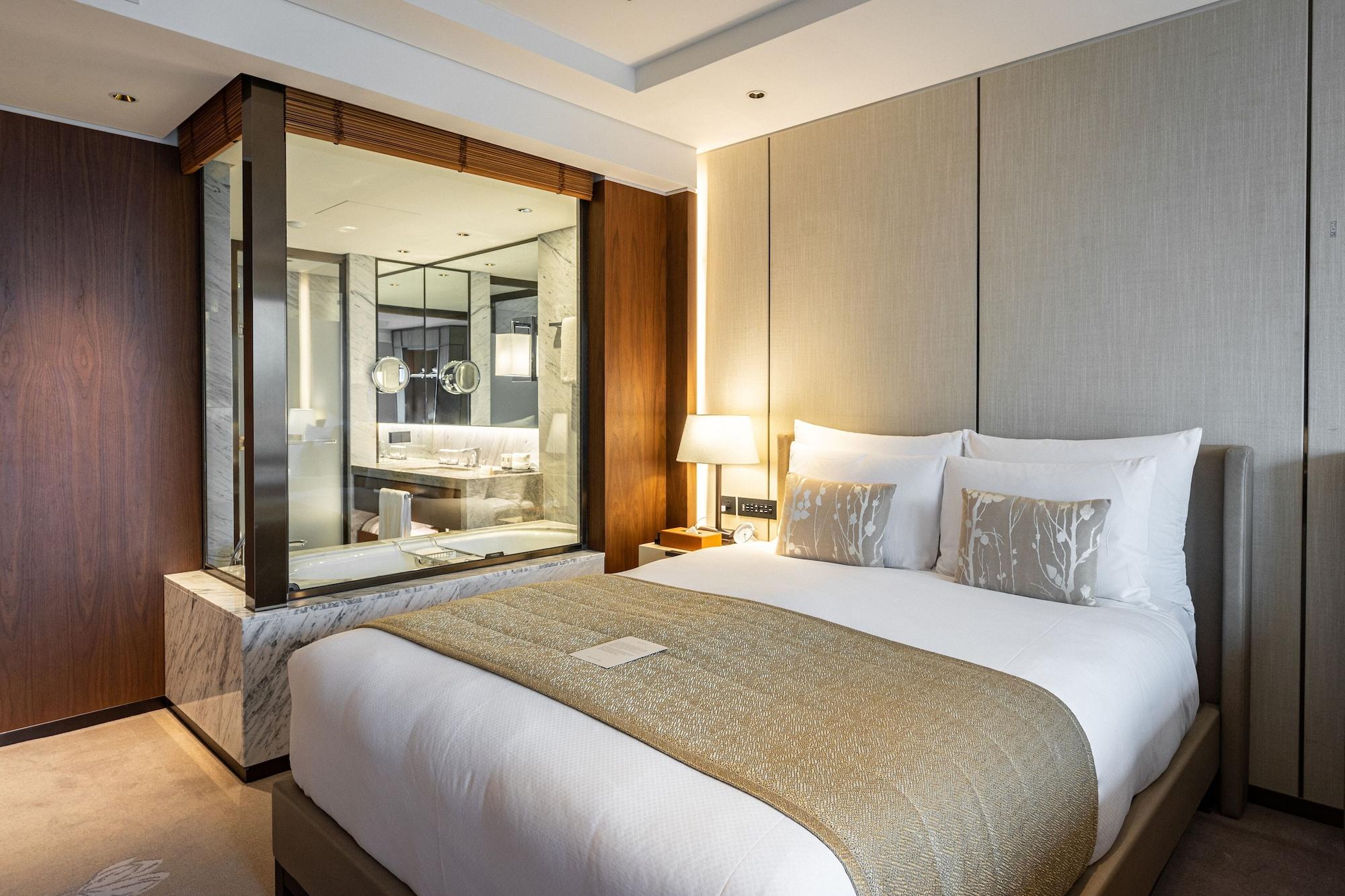 Lotte Hotel Seoul Executive Tower Екстериор снимка A bedroom in the hotel