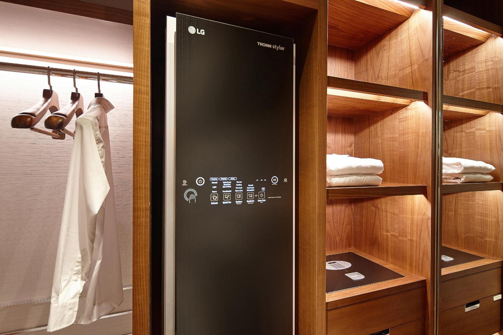 Lotte Hotel Seoul Executive Tower Екстериор снимка LG Signature refrigerator